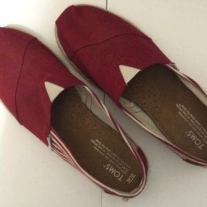 Men’s Red Stripe Flat Toms